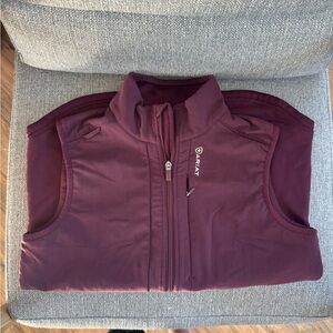Ariat burgundy vest (m)